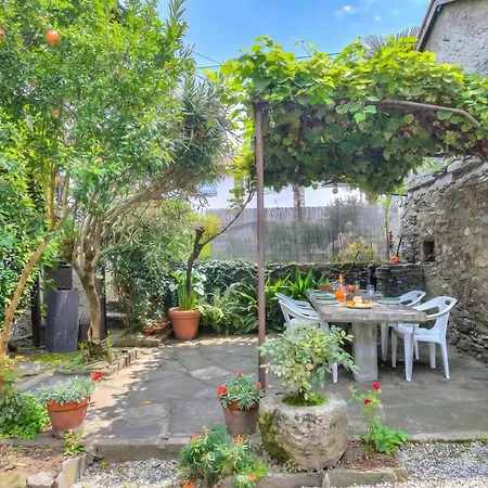 Il Cortiletto Di Marina: Pet Friendly Garden Flat Near Stresa - Happy Apartmán Brovello-Carpugnino